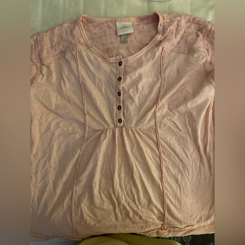 pink t shirt